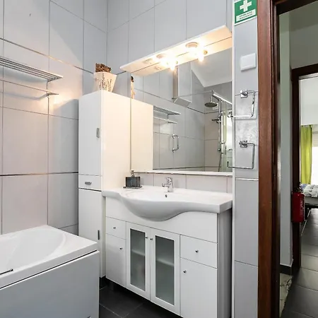 New!! 1 Bedroom Center - R. Freiras *