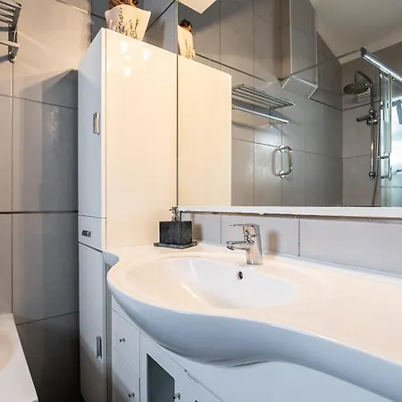 New!! 1 Bedroom Center - R. Freiras شقة تافيرا