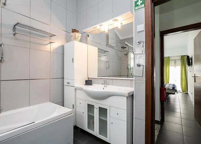 New!! 1 Bedroom Center - R. Freiras *